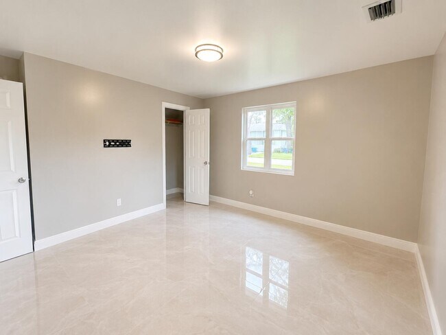 Building Photo - 1127 Avenue E