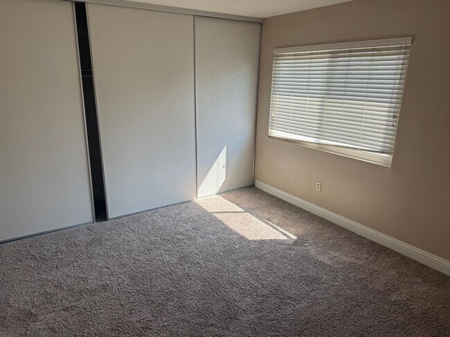 Building Photo - 2 Bedroom 1.5 Bath Beautiful Townhome in E...