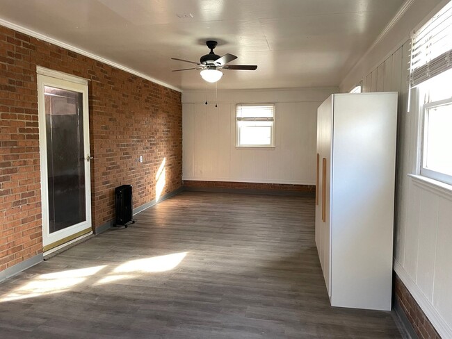 Building Photo - 3/4 BED, 1.5 BATH HOME $1400 MONTH, $1400 ...