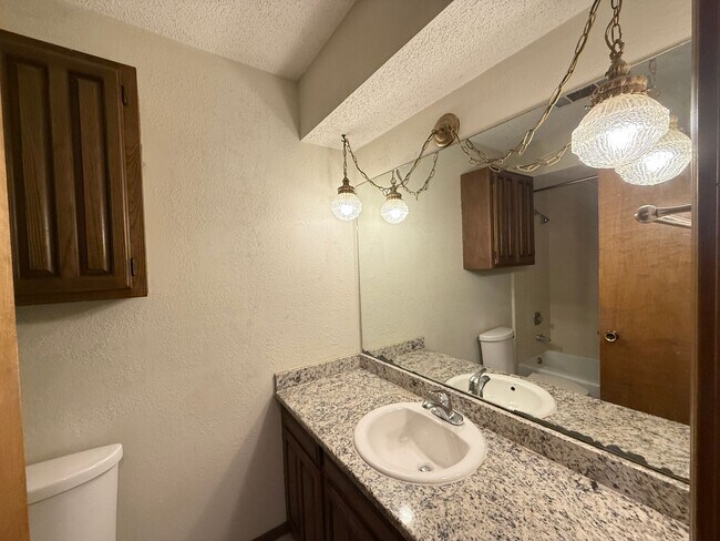Building Photo - Three bedroom Duplex, Fenced Yard, Quiet N...