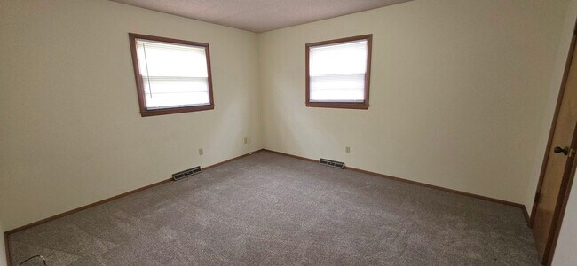 Building Photo - 2 Bedroom House close to Hospitals!  $895