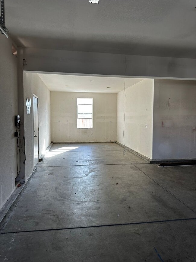 Building Photo - Near Tracy Sports Complex, $500.00 off the first full months rent with possession by 2/1/2026
