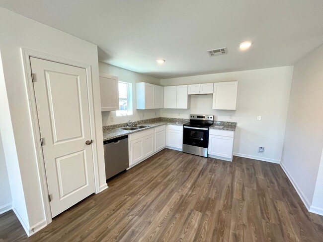 Building Photo - Beautiful New 3 Bedroom Home in the New Ra...