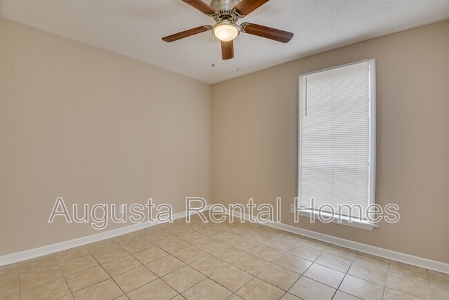 Building Photo - 3859 Fairington Dr