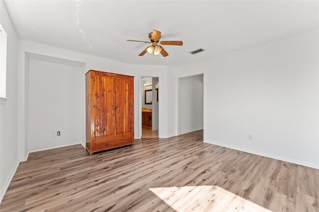 Building Photo - 9723 Cedar Bluff Dr