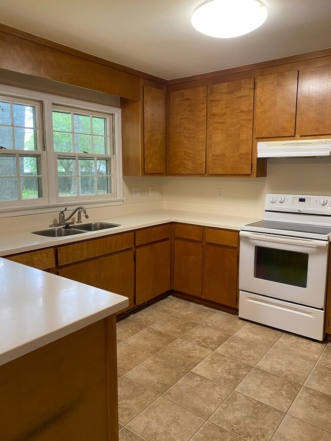 Building Photo - Three bedroom, 2 bath home with a large fe...