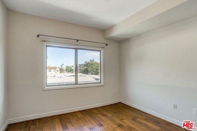 Building Photo - 1410 N Curson Ave