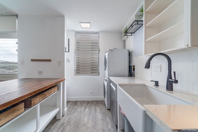 Building Photo - Upgraded 2BR 1BA 1PARKING near Waikiki & UH Manoa! Dishwasher & Washer/Dryer In Unit!