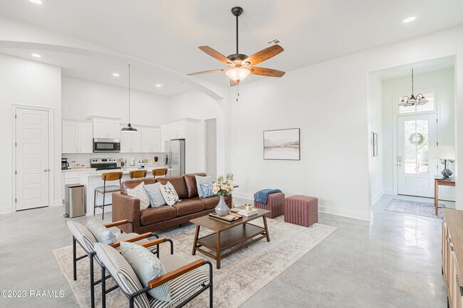 Building Photo - 404 E Martial Ave