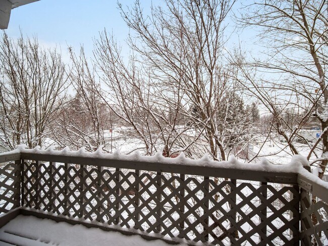 Building Photo - RENOVATED 2BD/1BA MILLWOOD APARTMENT | A/C | COVERED PARKING | PET FRIENDLY | AVAIL NOW