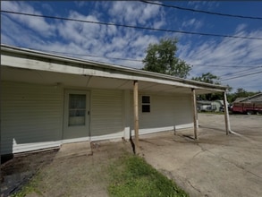 Building Photo - Newly Renovated 2 bedroom 1 Bath Duplex in Noblesville