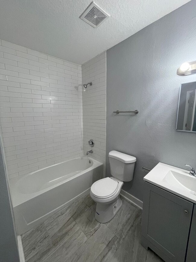 Building Photo - ** Move in Ready** 3/2 Single Family Home in College Park