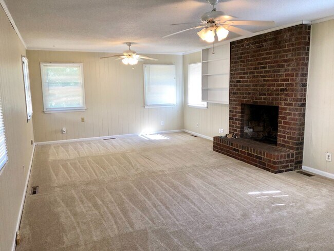 Building Photo - 3 BR close to Linley Park and Arboretum