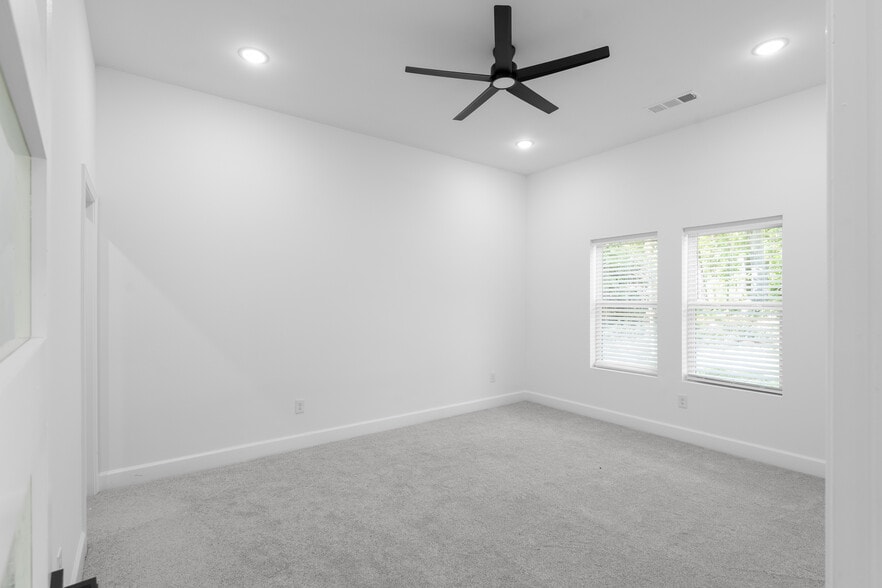 Building Photo - 101 Howell Dr SW