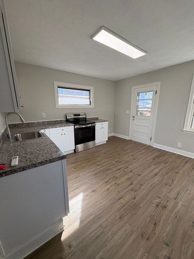 Building Photo - 3 bedroom 3 bath in Spartanburg with Lots of Space !!! Workshop in the garage!!