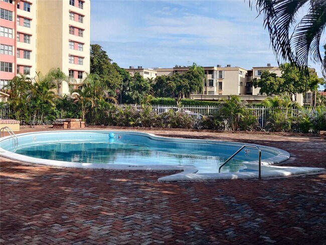 Building Photo - 9001 SW 77th Ave