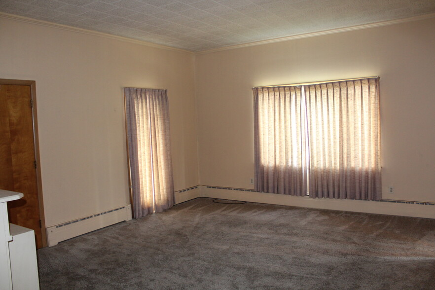 Family room - 326 N Washington St