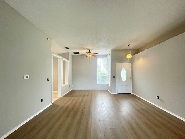 Building Photo - 3/2 ALAFAYA WOODS ADORABLE HOME in OVIEDO!