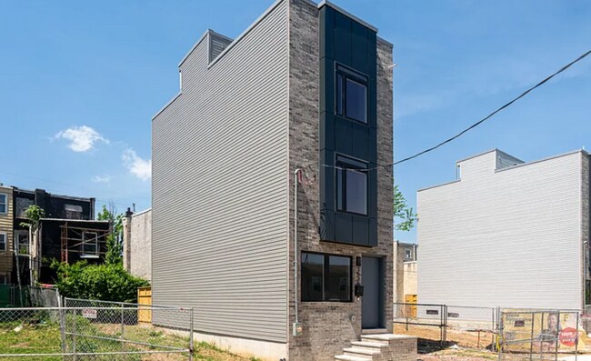 Building Photo - 1546 N Darien St