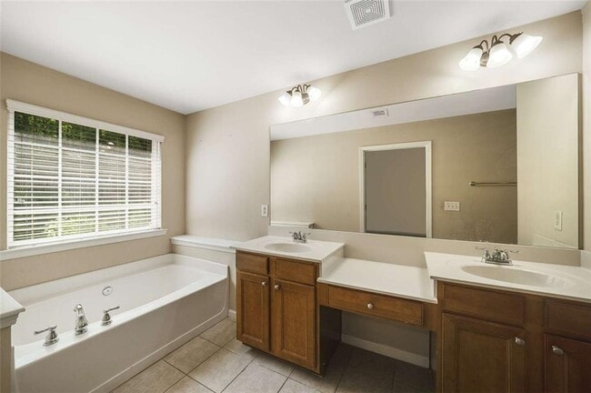 Building Photo - 1798 Oak Brook Ln NW