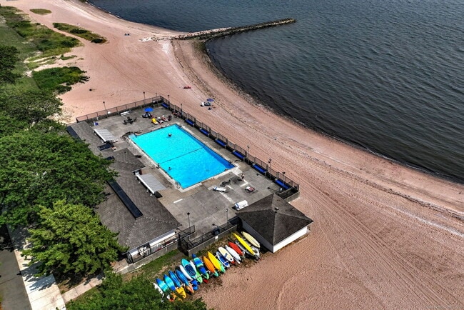 Building Photo - 65 W Walk