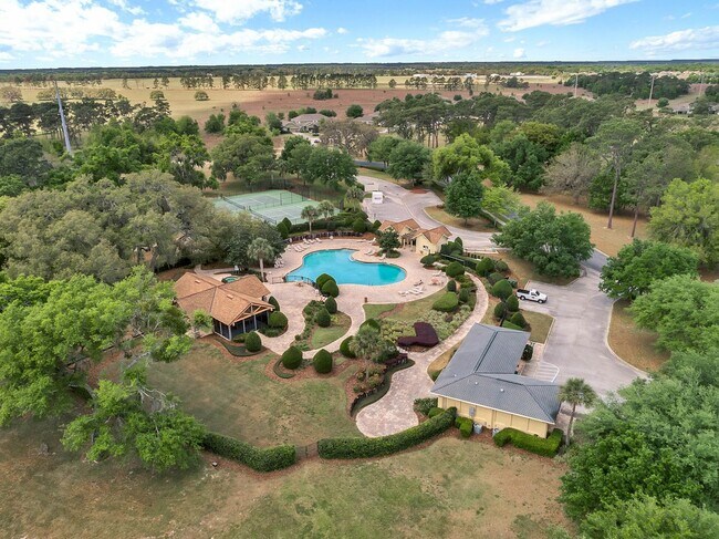 Building Photo - RENOVATED 5 BEDROOM FENCED IN, GOLF FRONTA...