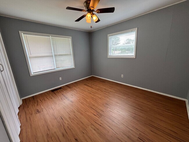 Building Photo - 8831 Country Club Dr