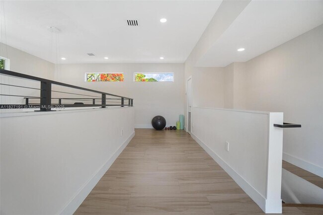 Building Photo - 924 NE 109th St