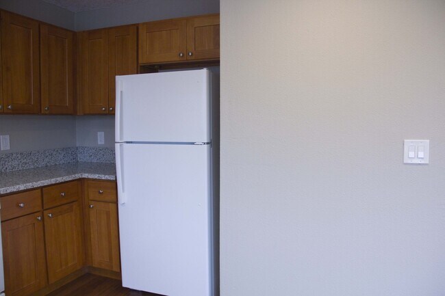 Building Photo - 2bed/2bath, W/D in unit, garage, and all d...