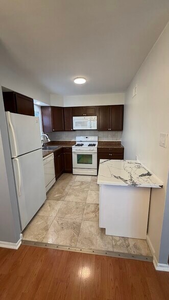 Kitchen - 10923 Nandina Ct