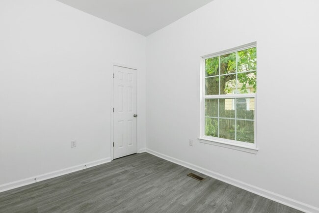 Building Photo - newly renovated property