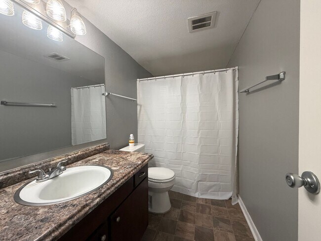 Building Photo - Downstairs unit close to TMH avail NOW!!!