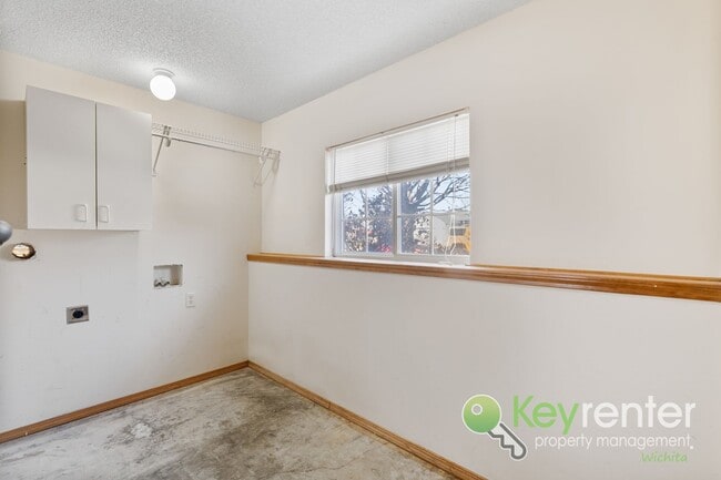 Building Photo - Beautifully Updated 3-Bedroom Bi-Level Home Near Wichita – Cul-de-Sac Location