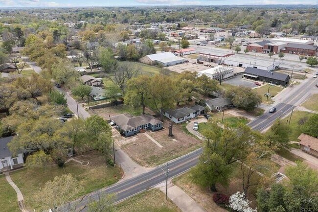 Building Photo - 3 Bedroom 2 Bath 2 Carport Rental in Lindale!