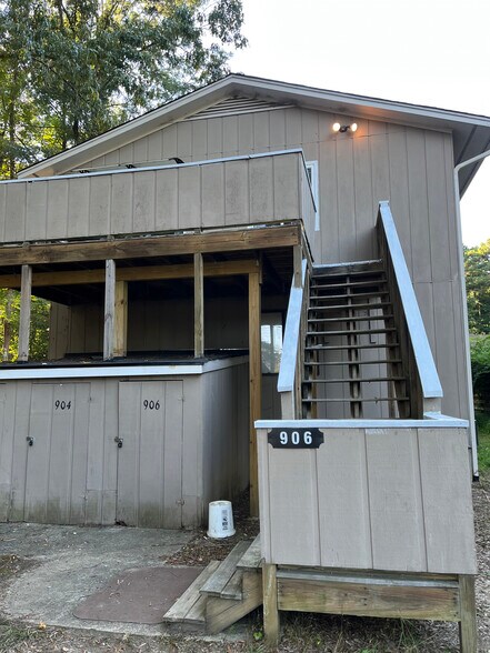 Building Photo - 906 W Chatham St