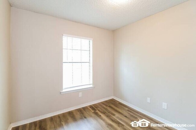 Building Photo - Newly renovated spacious 4 bed/2 bath, wit...