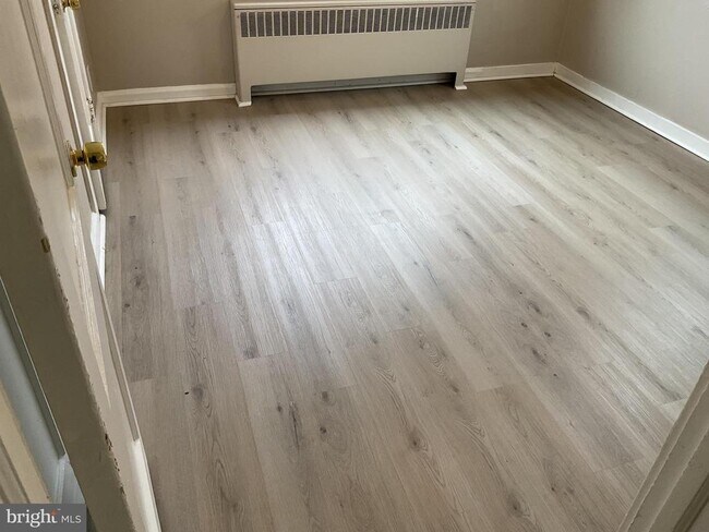 Building Photo - 5 E Main St