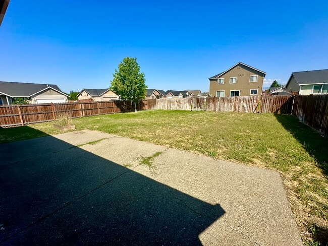 Building Photo - Spacious 3 Bedroom 2 Bathroom Home Now Available