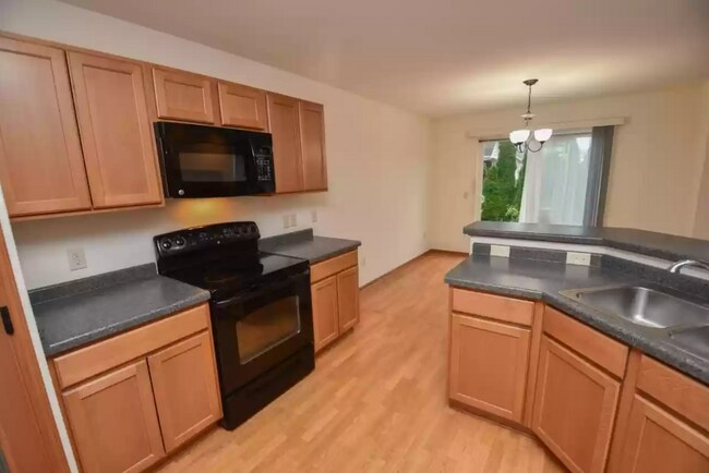 Building Photo - 502 Commander Ct