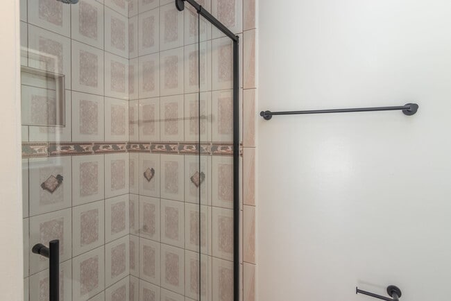 Building Photo - Spacious 3-Bedroom Home with Pool, Jacuzzi...