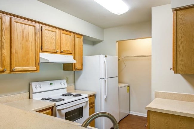Kitchen with plenty of counterspace - Arboretum Place Apartments