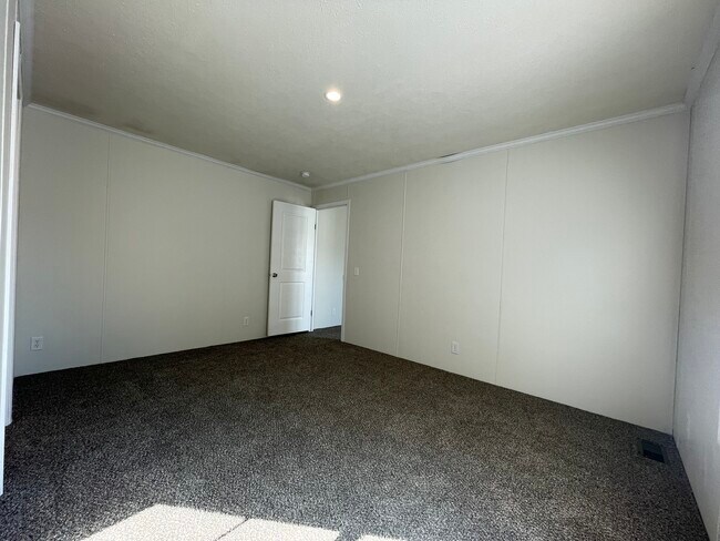 Building Photo - 16242 Frontenac Ave