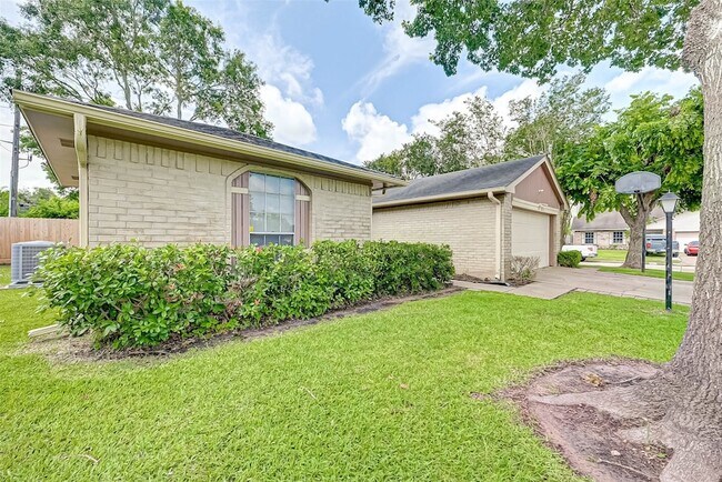 Building Photo - 16355 Sierra Grande Dr