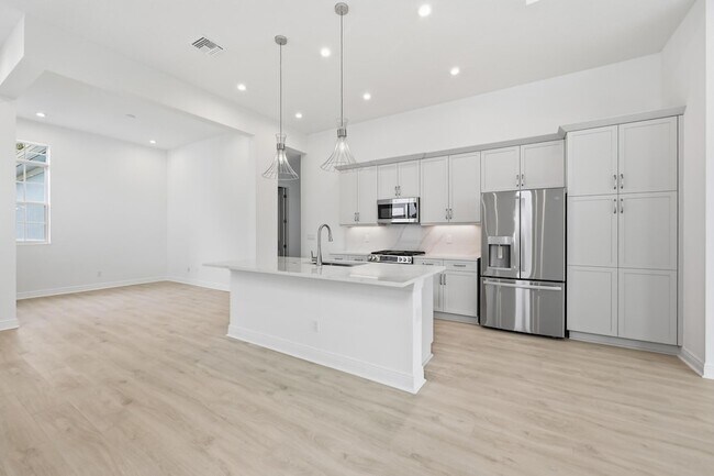 Building Photo - 140 SE Via Tirso