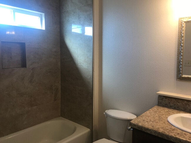 Building Photo - Great newer 2/3 close to everything