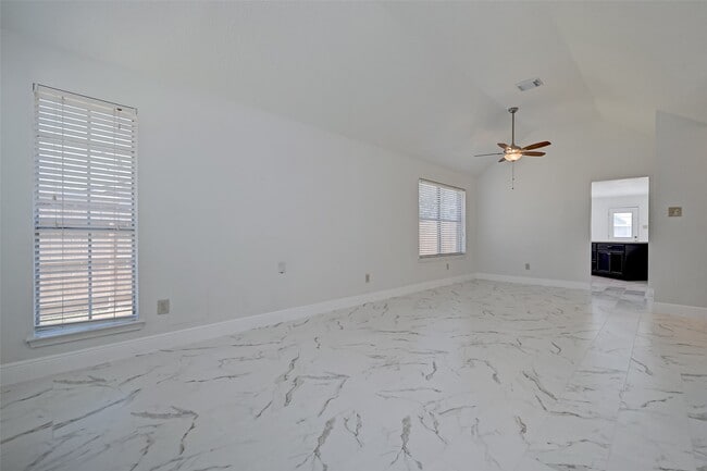 Building Photo - 16015 Surrey Woods Dr