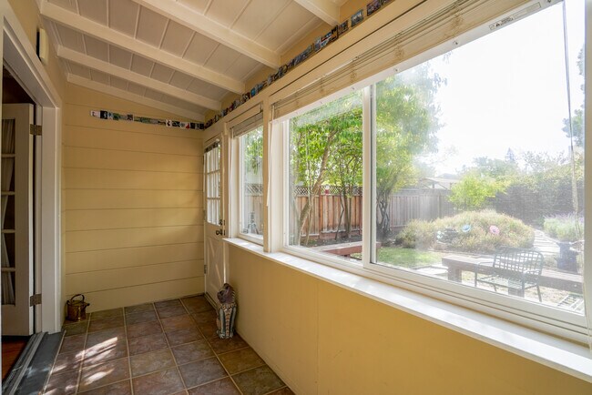 Building Photo - 610 Topaz St