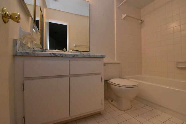 Building Photo - 2945 SW 39th Ave