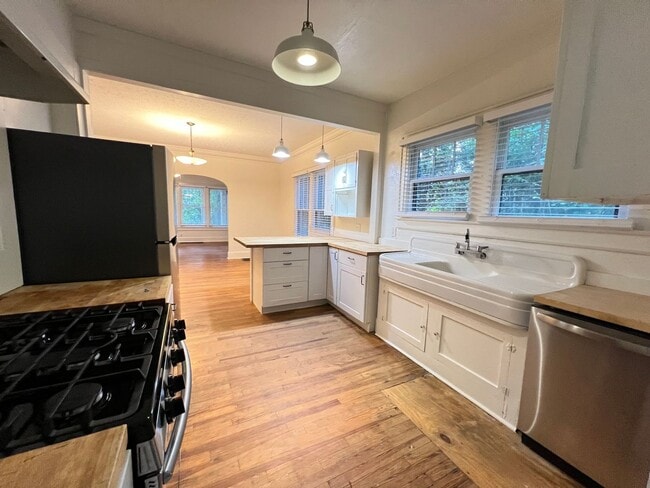 Building Photo - 2 Bed | 2 Bath Single Family Home