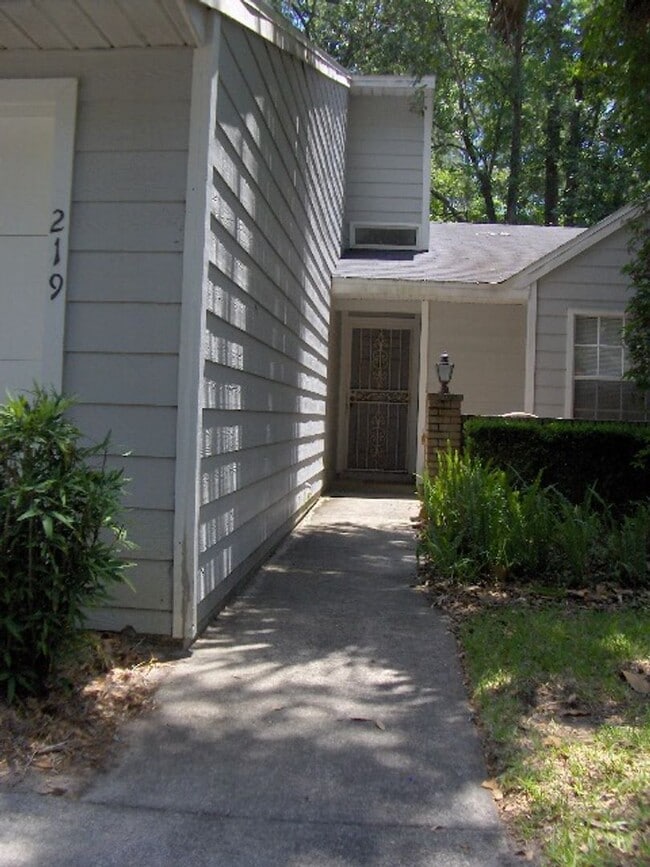 Building Photo - Mill Pond accross from G'ville Health and Fitness